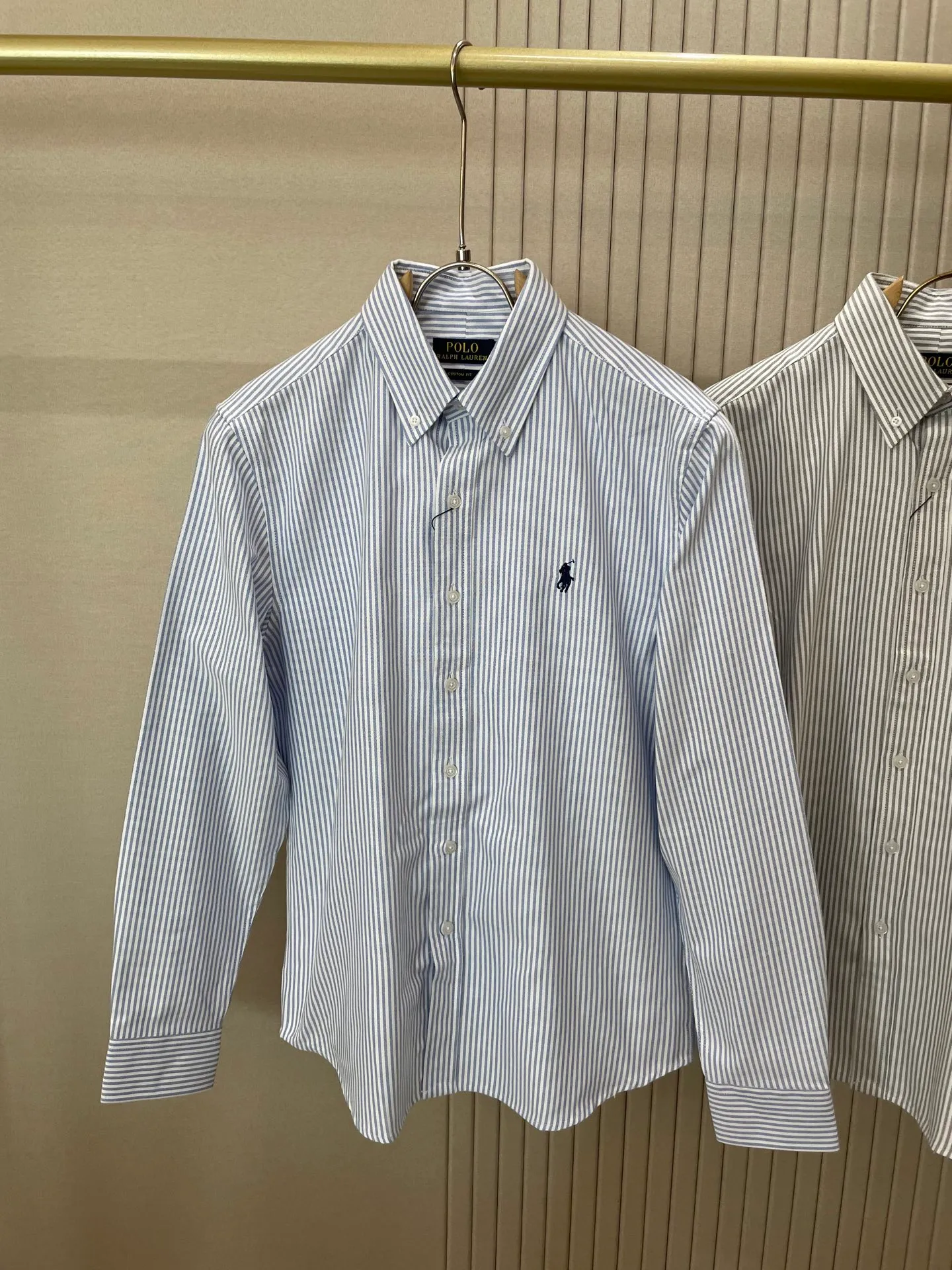 P220 🌸🌸🌸 POLO Ralph Lauren [High Quality] Classic shirt! The classic casual shirt made of pure cotton Oxford cloth has a unique design. It has a simple, clean and classic silhouette design. It is a versatile style that can be switched at will. The fabric feels soft and delicate, highly breathable, and is close to the skin and comfortable to wear. It can be worn alone as an inner layer. Its versatile performance is beyond your imagination! The upper body of the ready-to-wear is simple and classic yet elegant! Size:M-XXL